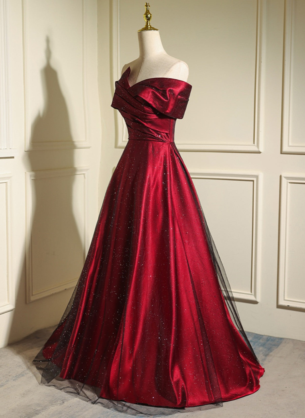 Vestido de fiesta rojo vino y negro con escote en forma de corazón y hombros descubiertos 