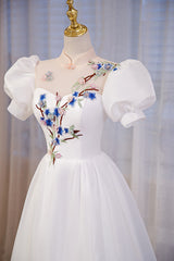 Vestido de fiesta blanco de escote alto, corte A y manga corta 