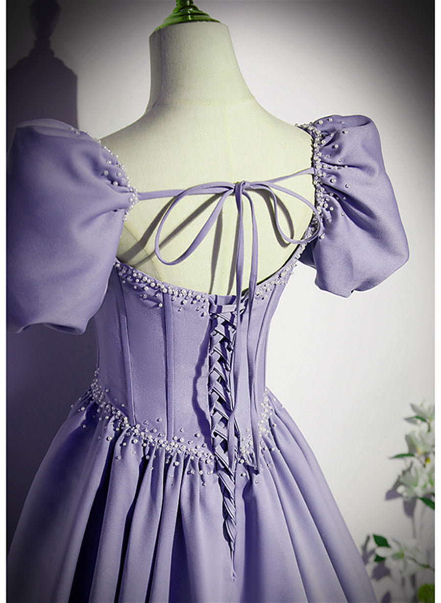 Vestido de fiesta de satén morado claro con mangas cortas y cuentas 
