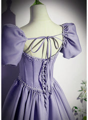 Vestido de fiesta de satén morado claro con mangas cortas y cuentas 