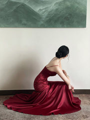 Vestido de fiesta de satén rojo vino con tirantes de corazón 