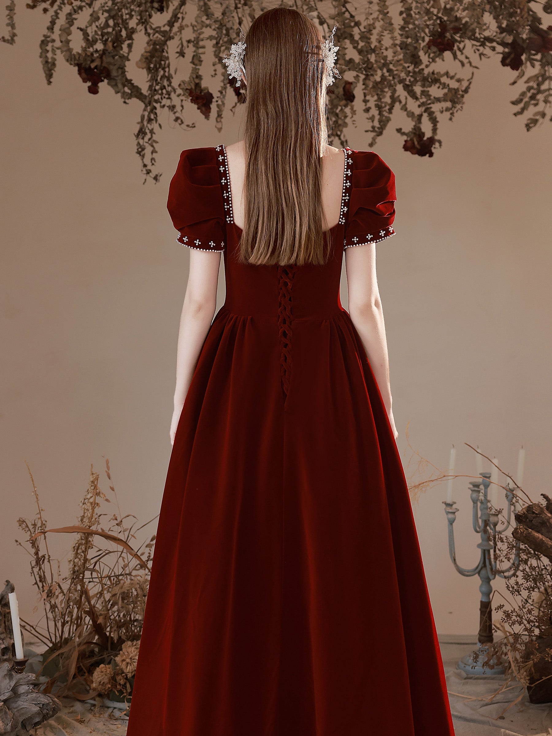 Vestido de fiesta de terciopelo rojo vino con mangas cortas y escote corazón 