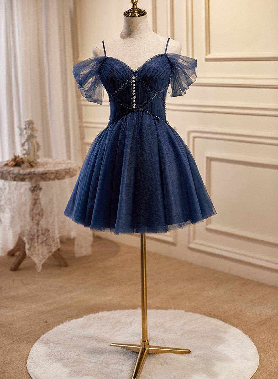 Vestido de fiesta corto de tul azul marino con cuentas 