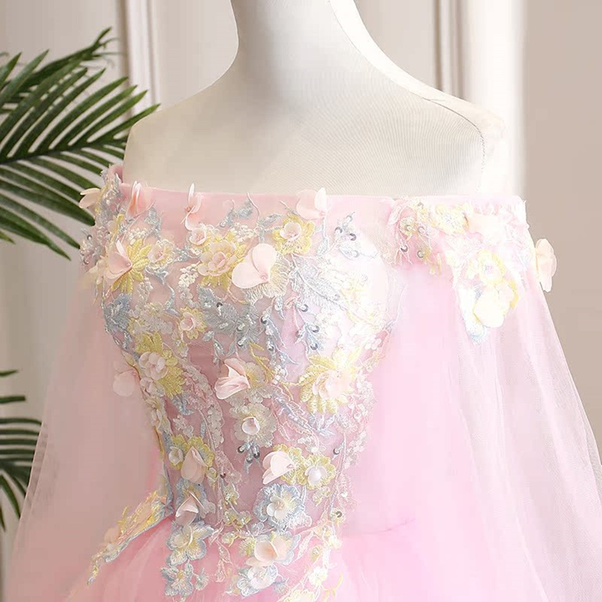Lindo vestido rosa de fiesta para dulces 16 con flores 