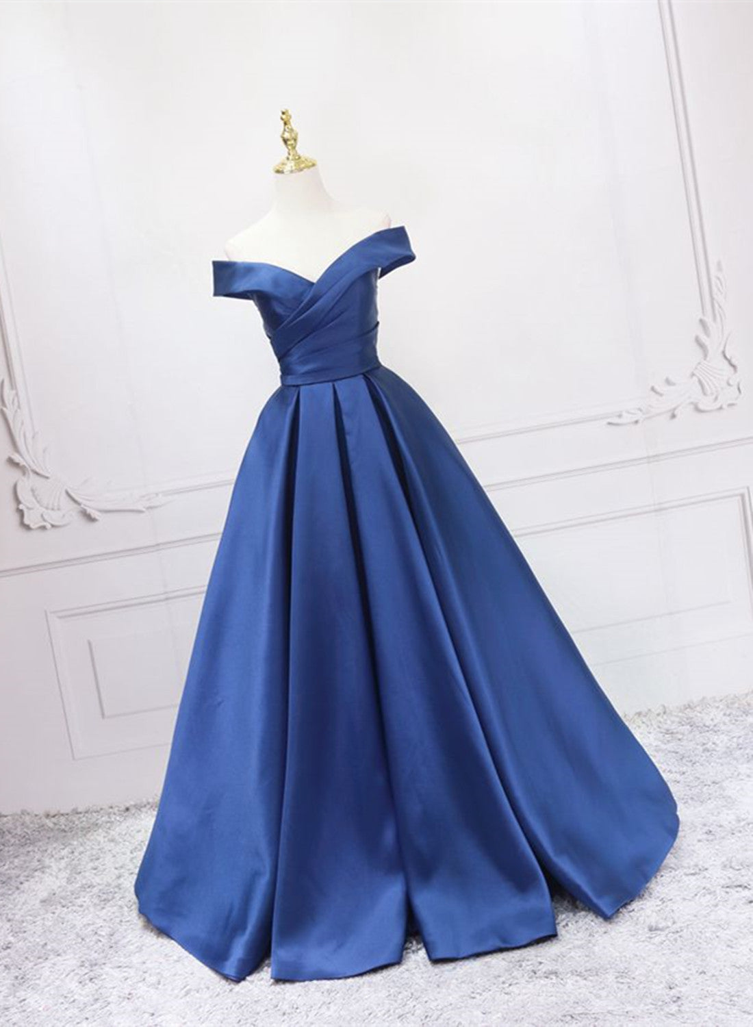 Vestido de fiesta de satén azul con hombros descubiertos, corte A y largo hasta el suelo 