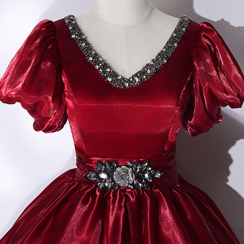 Vestido de fiesta rojo vino con escote en V y cuentas 