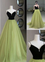 Vestido de fiesta largo con tirantes de cuentas en verde claro y negro 
