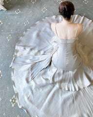 Vestido formal largo con tirantes de satén gris plateado 