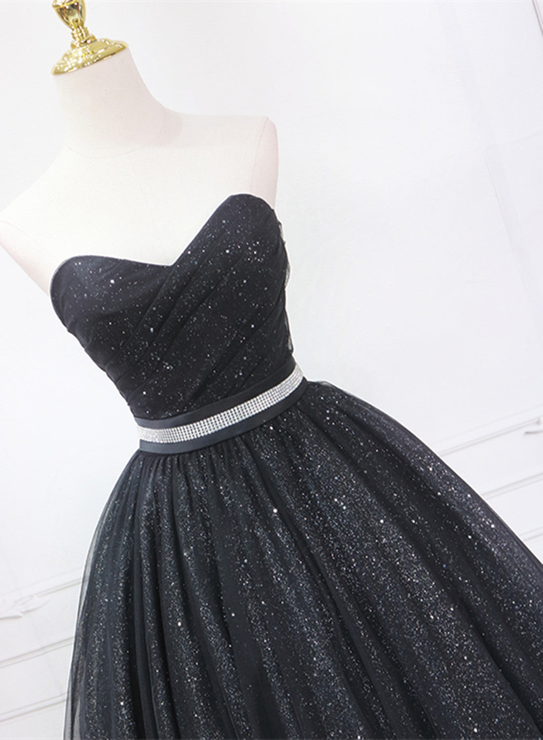 Vestido de fiesta de tul negro brillante con escote en forma de corazón y largo hasta la rodilla 