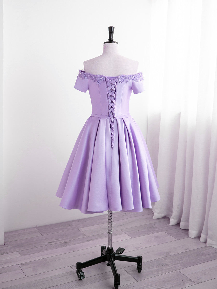 Vestido de fiesta corto de satén morado claro con encaje 