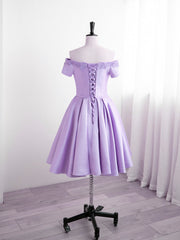 Vestido de fiesta corto de satén morado claro con encaje 