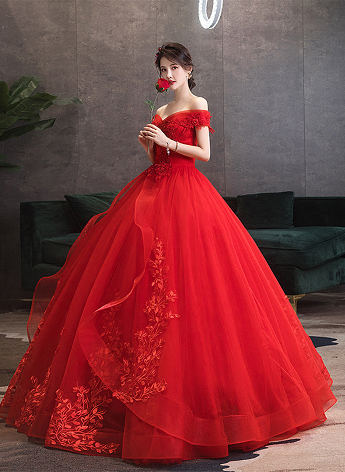 Vestido de fiesta rojo de tul con hombros descubiertos y apliques de encaje 