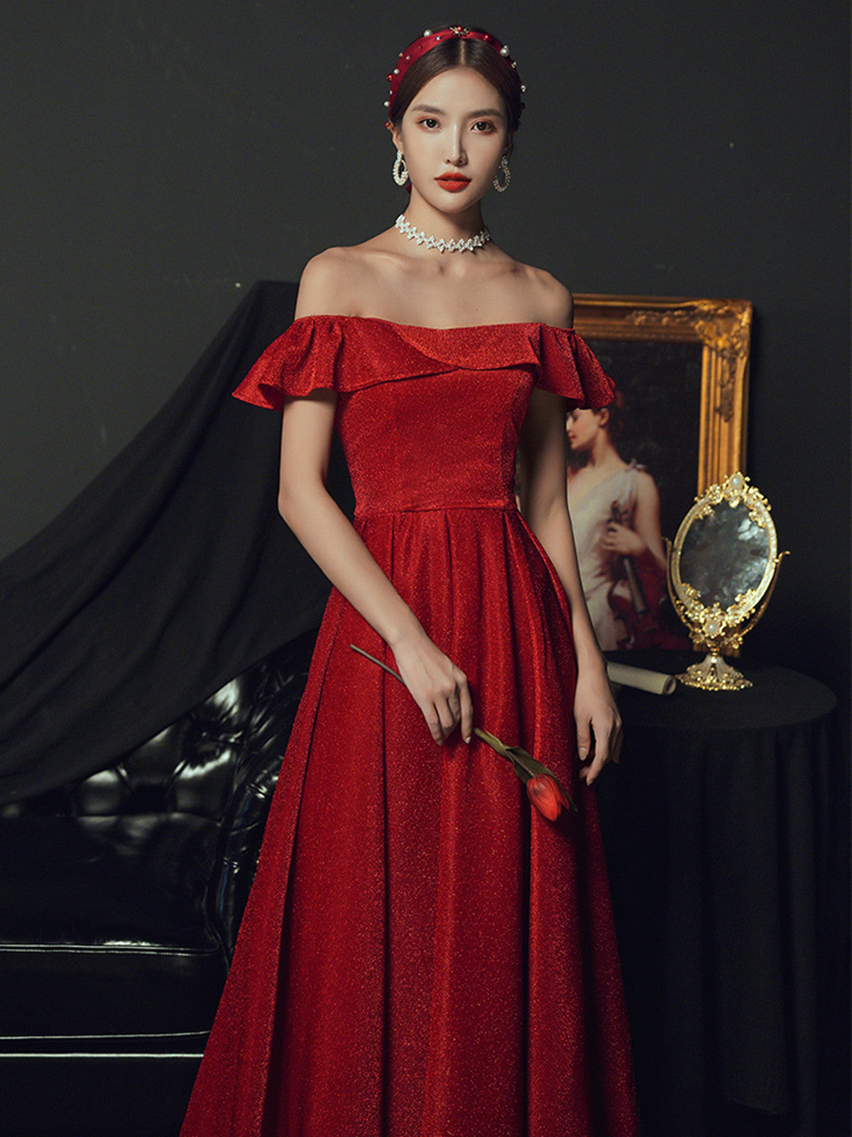 Vestido formal rojo largo de fiesta con hombros descubiertos y corte A 