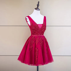 Lindo vestido de fiesta corto de tul con escote en V y cuentas 