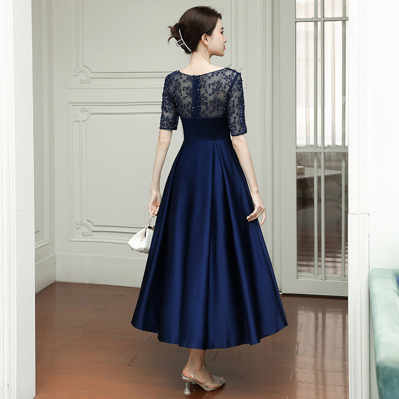 Vestido de fiesta de satén azul marino de manga corta y largo hasta la rodilla 