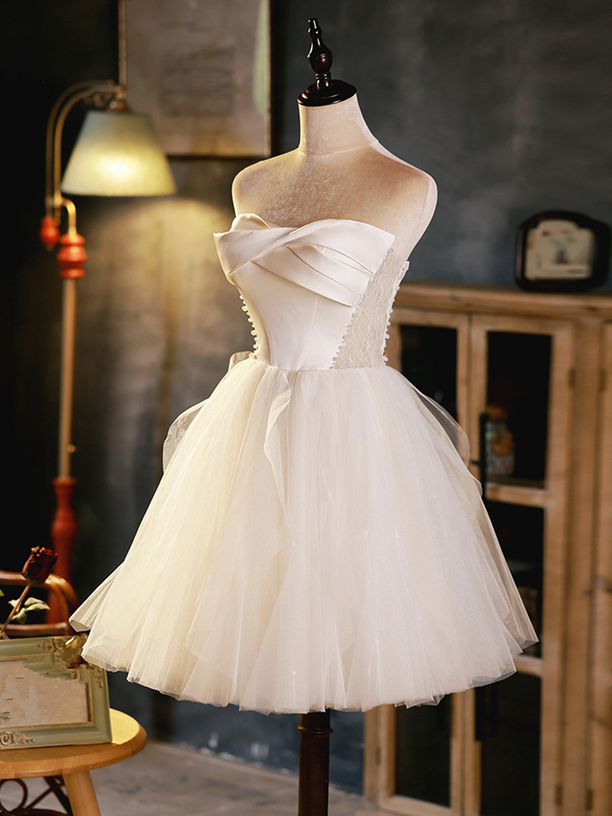 Vestido de fiesta corto de tul y satén color marfil 