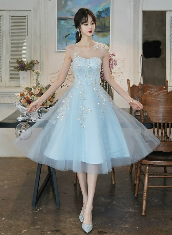 Lindo vestido de fiesta corto de tul azul con encaje y cuentas 