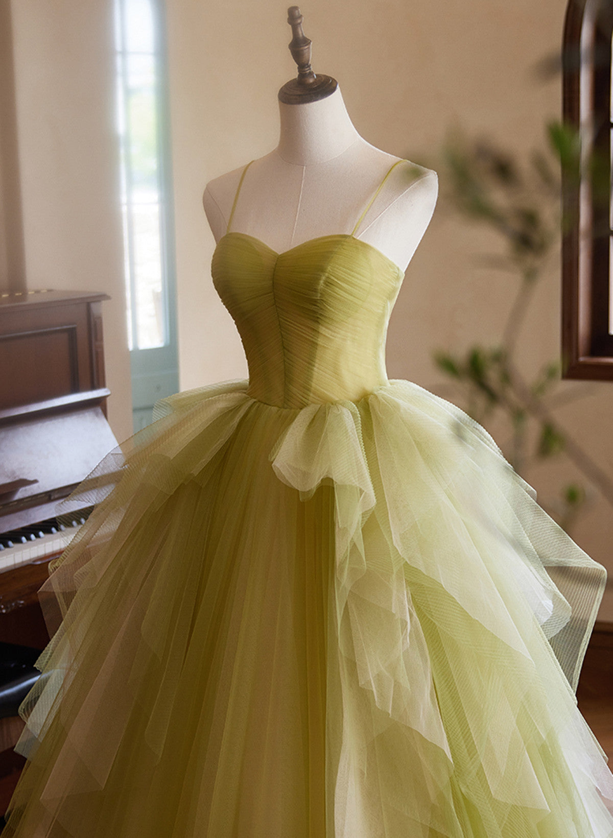Vestido de fiesta largo de tul con tirantes de corazón verde 