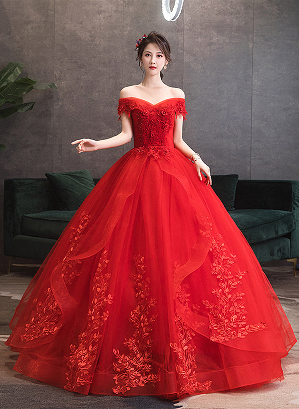Vestido de fiesta rojo de tul con hombros descubiertos y apliques de encaje 