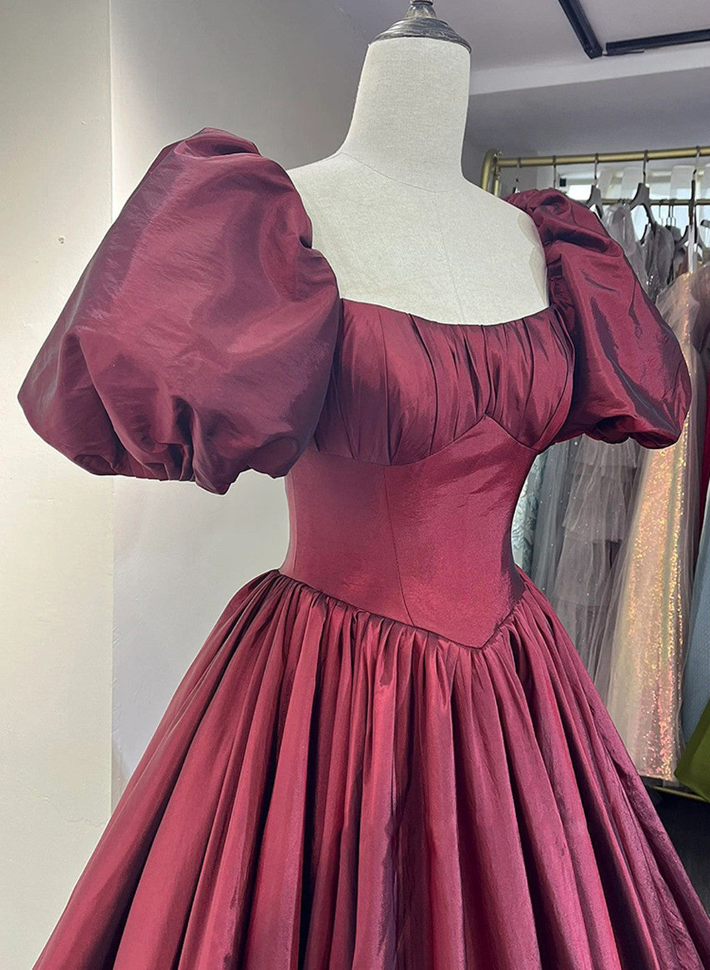 Vestido formal largo de manga corta de tafetán rojo vino 