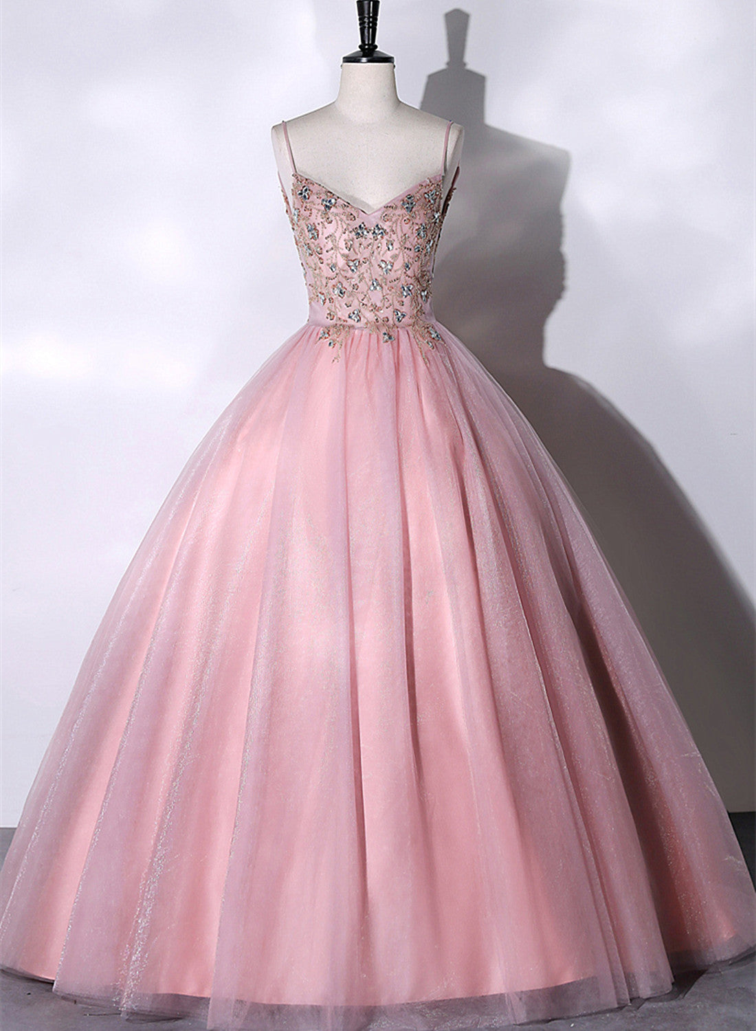 Vestido de fiesta rosa con escote en V y cuentas 
