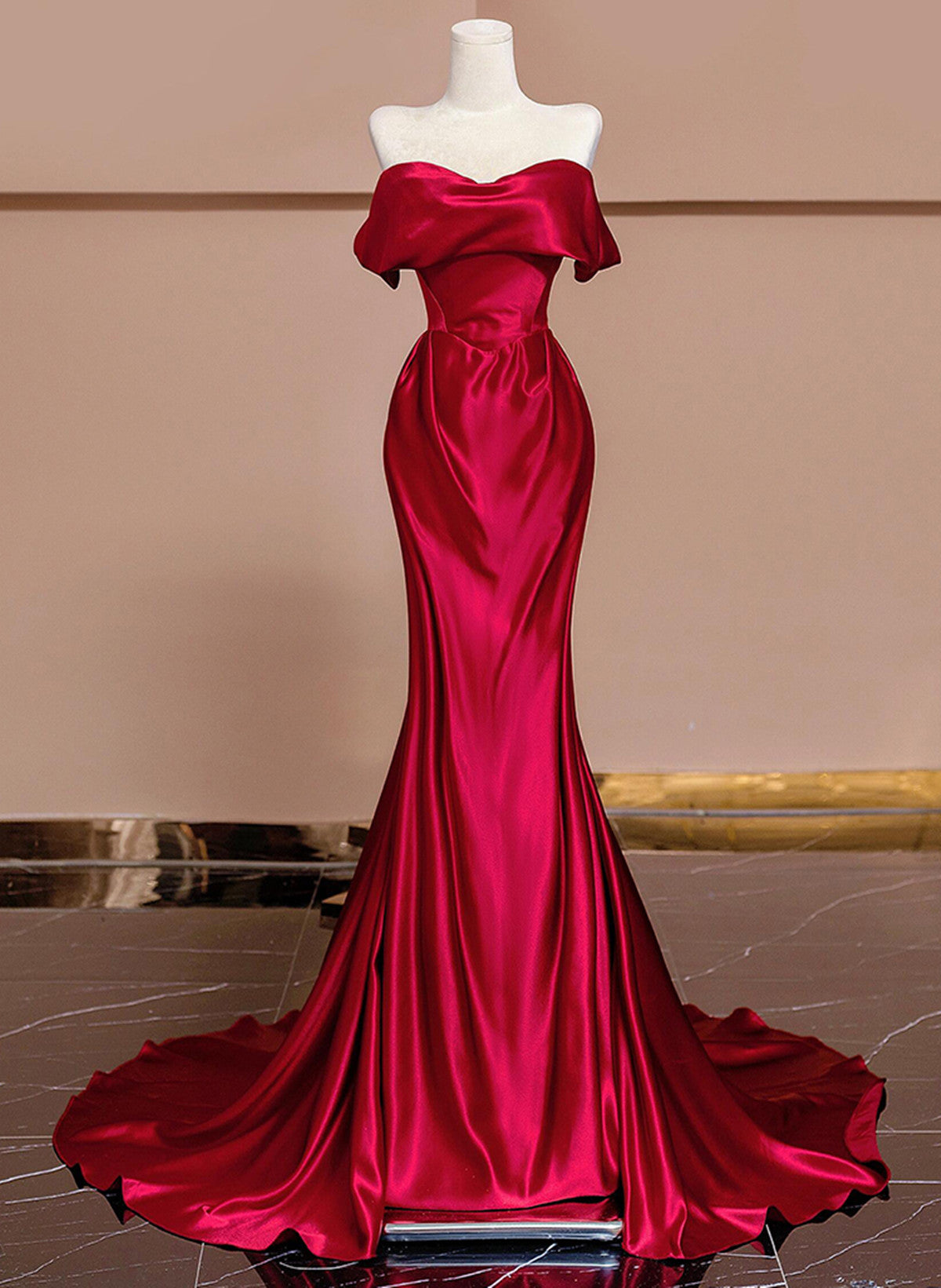 Vestido de noche largo de satén con hombros descubiertos en color rojo vino 
