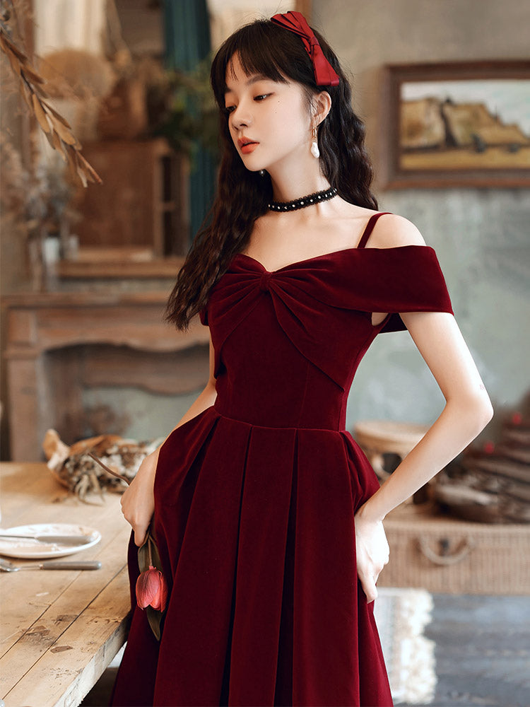 Vestido de fiesta largo con hombros descubiertos de terciopelo rojo vino 