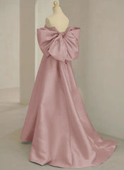 Vestido de fiesta largo y sencillo de satén rosa con hombros descubiertos 