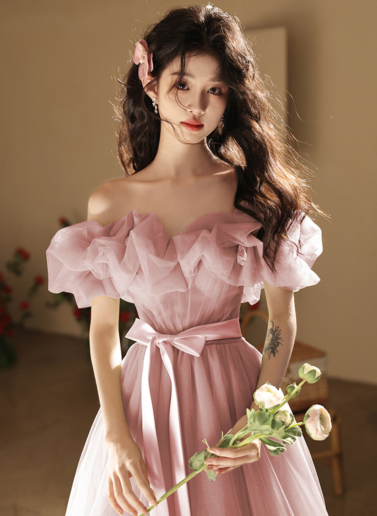 Vestido de fiesta de tul rosa con hombros descubiertos y corte en A 