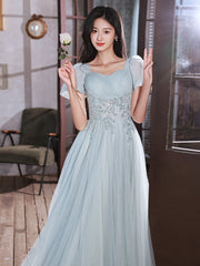 Vestido de fiesta largo de tul con cuentas y mangas cortas en azul claro 
