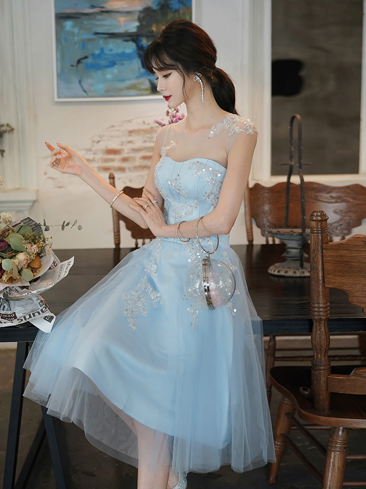 Lindo vestido de fiesta corto de tul azul con encaje y cuentas 