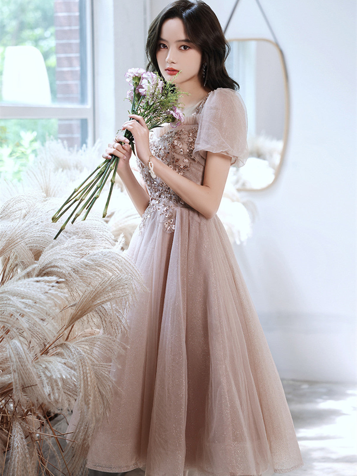 Vestido de fiesta rosa de tul con mangas cortas y cuentas hasta la rodilla 