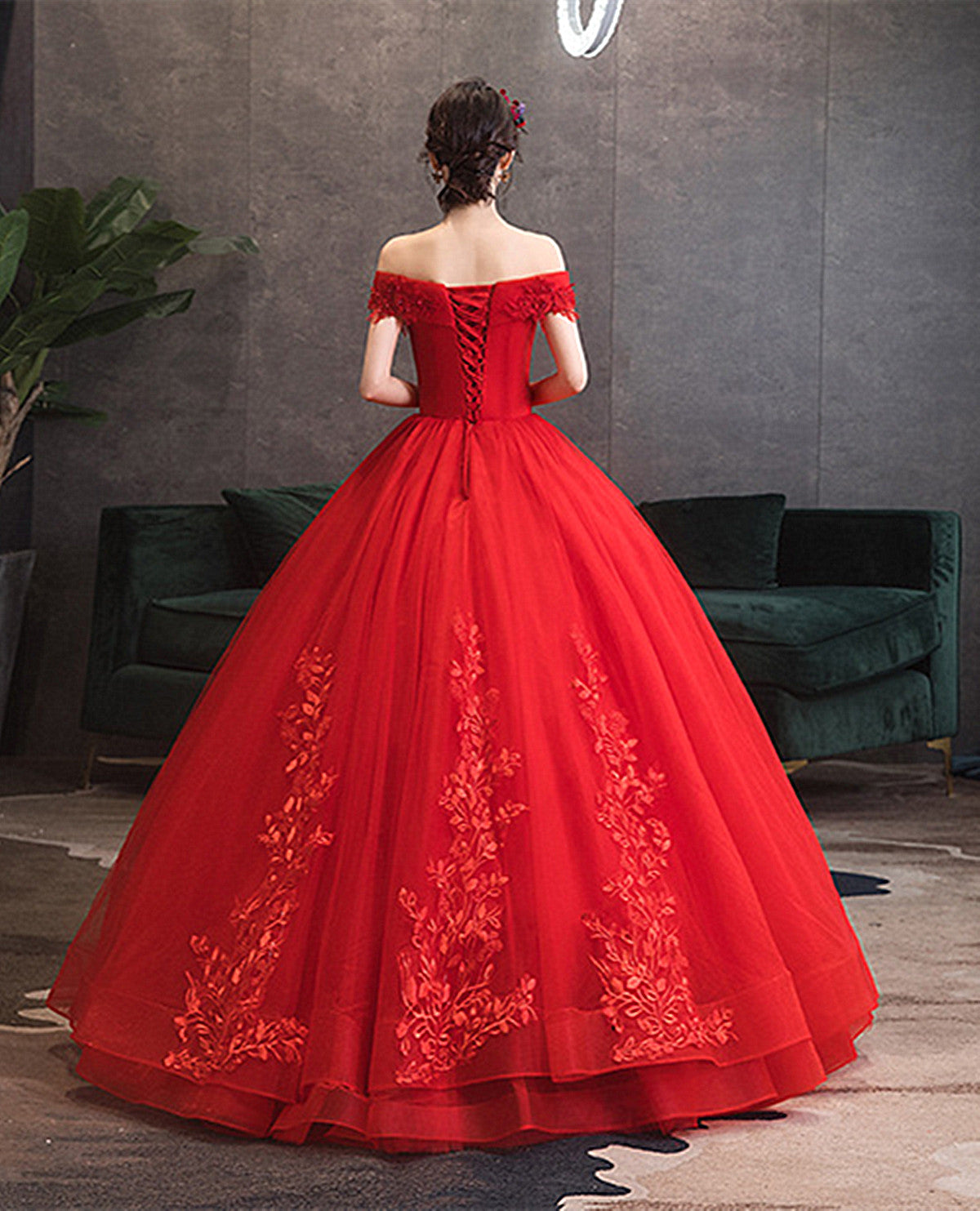 Vestido de fiesta rojo de tul con hombros descubiertos y apliques de encaje 