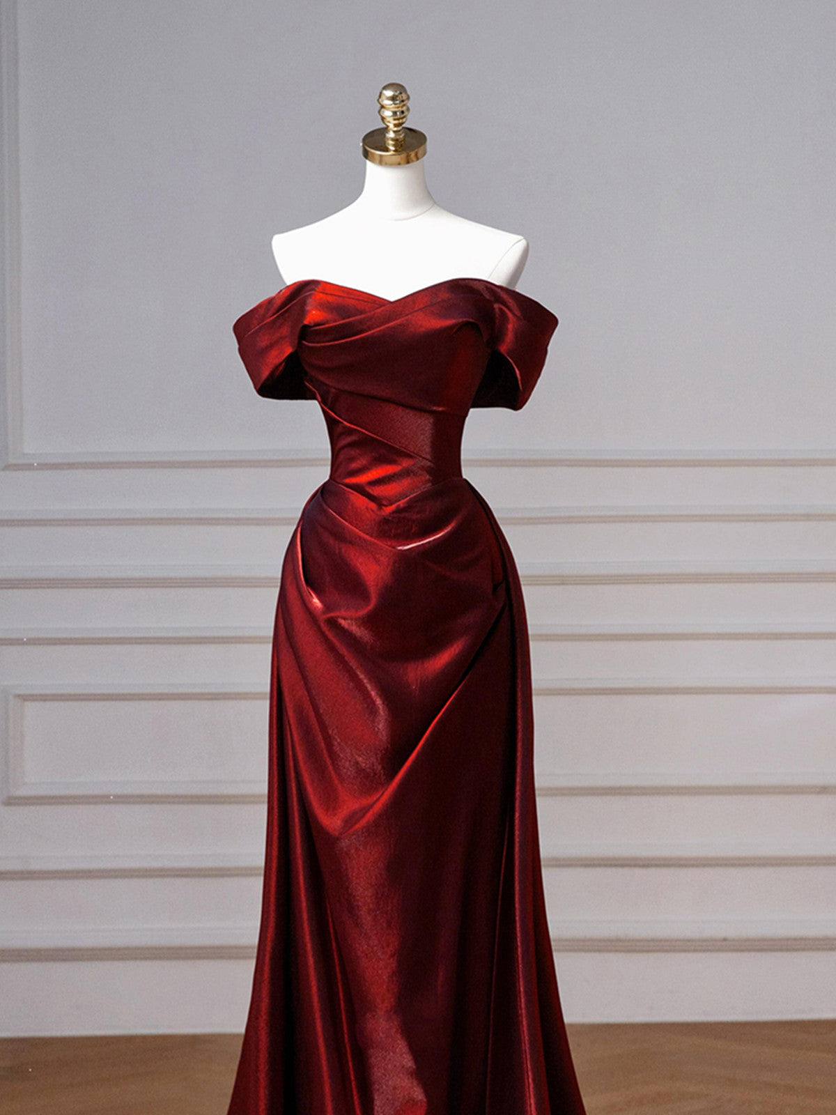 Vestido de fiesta largo con escote en forma de corazón y hombros descubiertos en color rojo vino