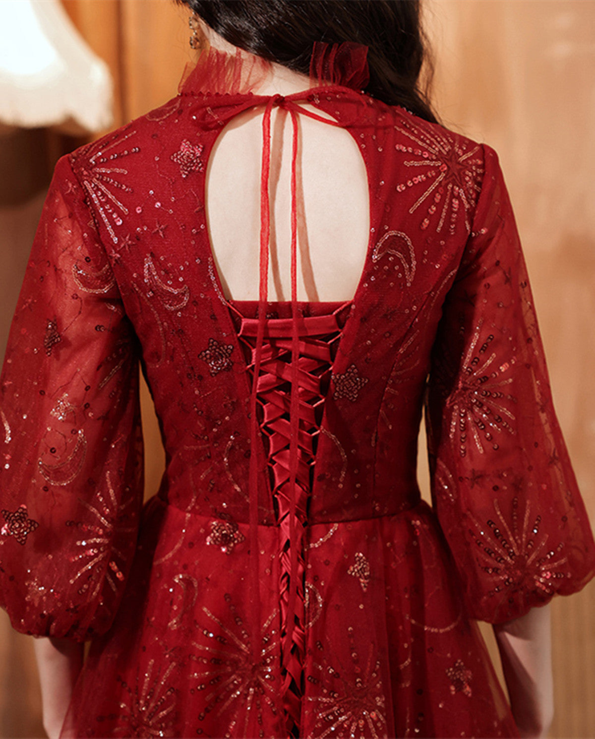 Vestido de fiesta largo de tul rojo vino con mangas abullonadas 