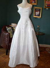 Lindo vestido de fiesta de satén y gasa con tirantes estilo lindo 