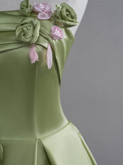 Vestido de noche largo de satén verde con flores y corte en A 