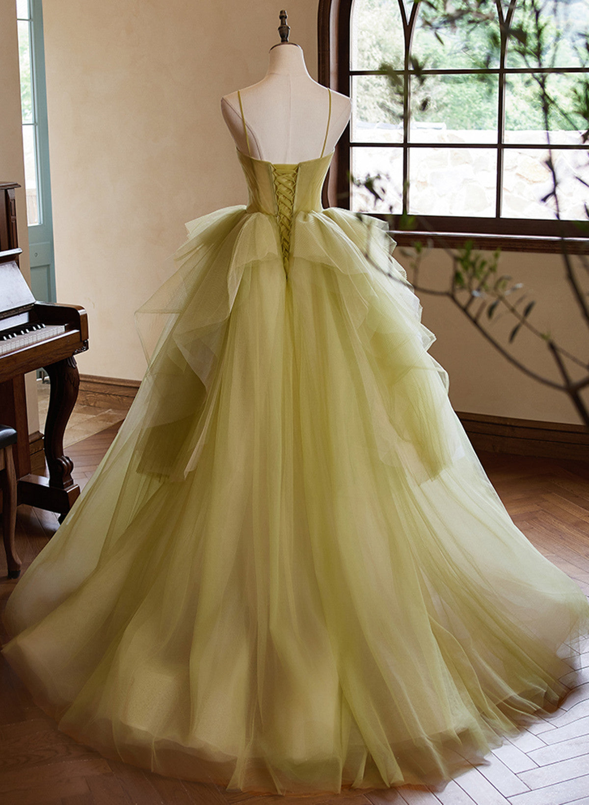 Vestido de fiesta largo de tul con tirantes de corazón verde 