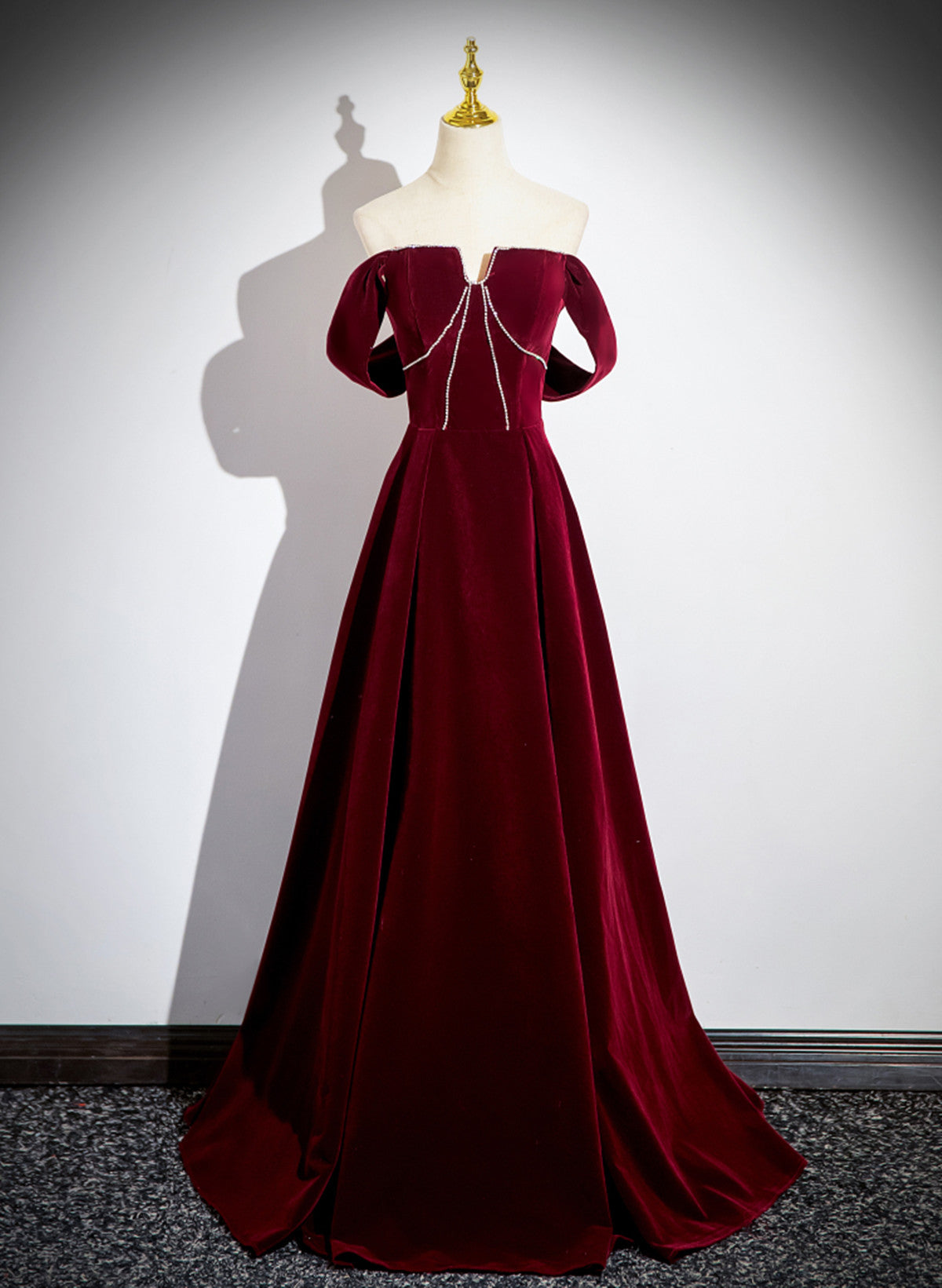 Vestido de fiesta largo de terciopelo rojo vino con hombros descubiertos 