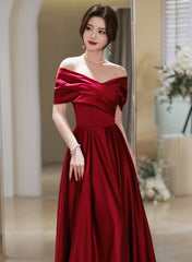 Vestido de fiesta largo de satén rojo vino con corte A y hombros descubiertos 