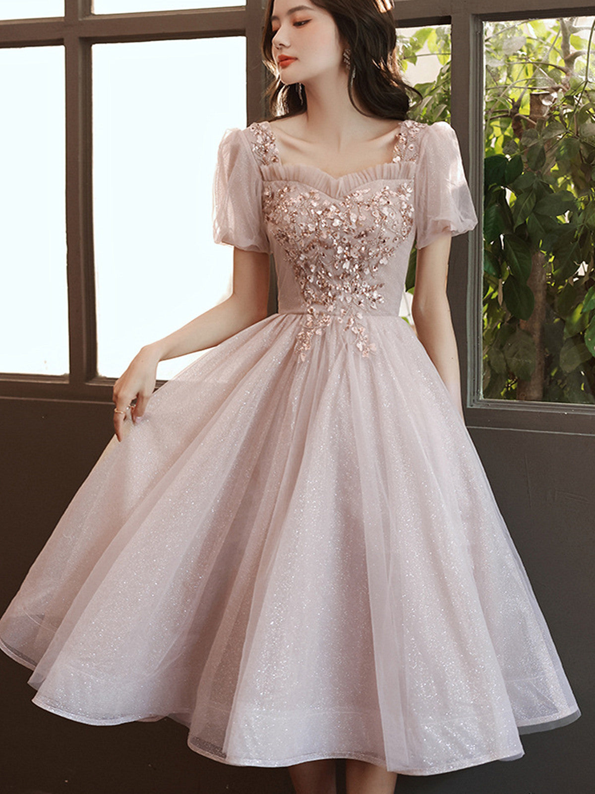 Vestido de fiesta rosa de tul con mangas cortas y cuentas hasta la rodilla 