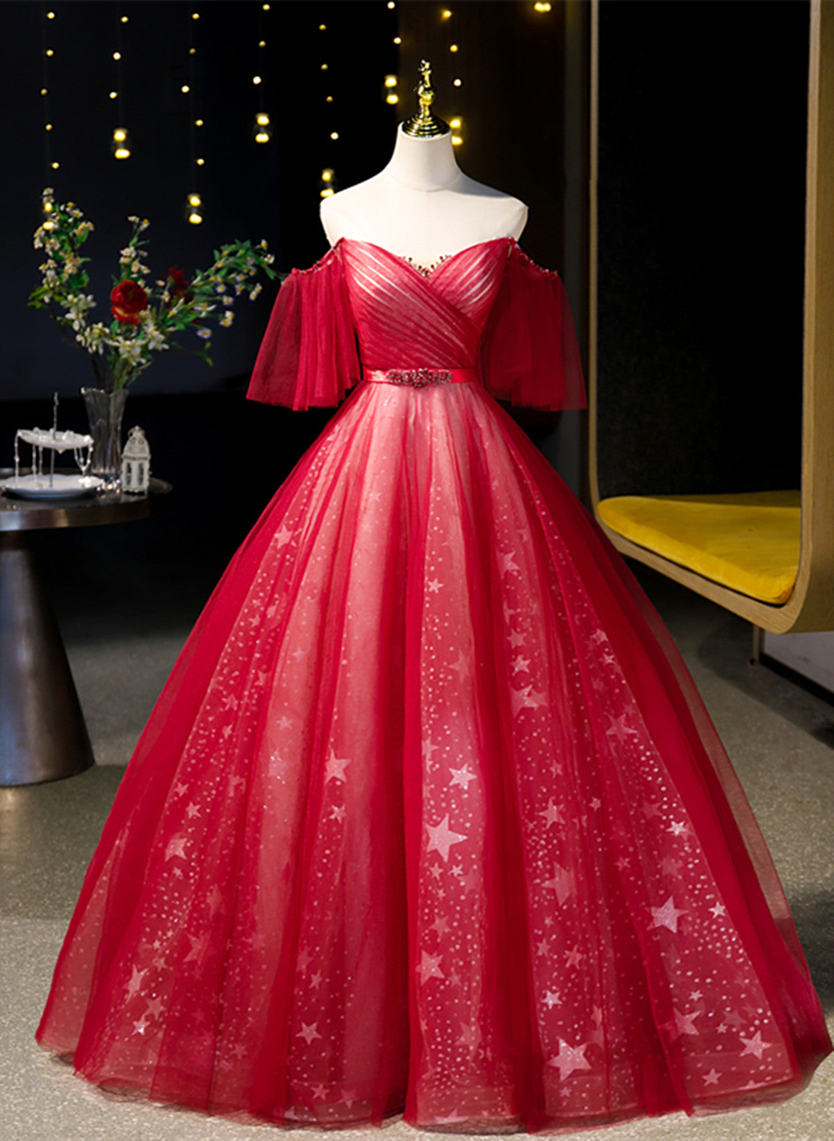 Vestido de fiesta rojo de tul con escote en forma de corazón y hombros descubiertos 