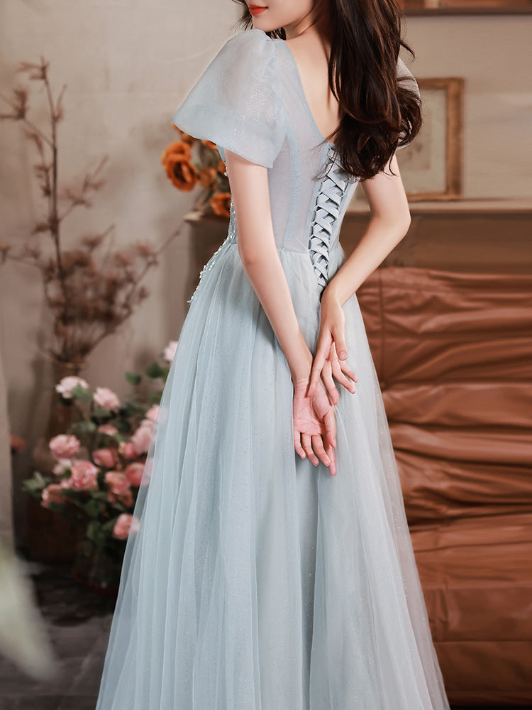 Vestido de fiesta largo de tul con cuentas y mangas cortas en azul claro 
