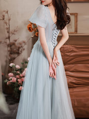 Vestido de fiesta largo de tul con cuentas y mangas cortas en azul claro 