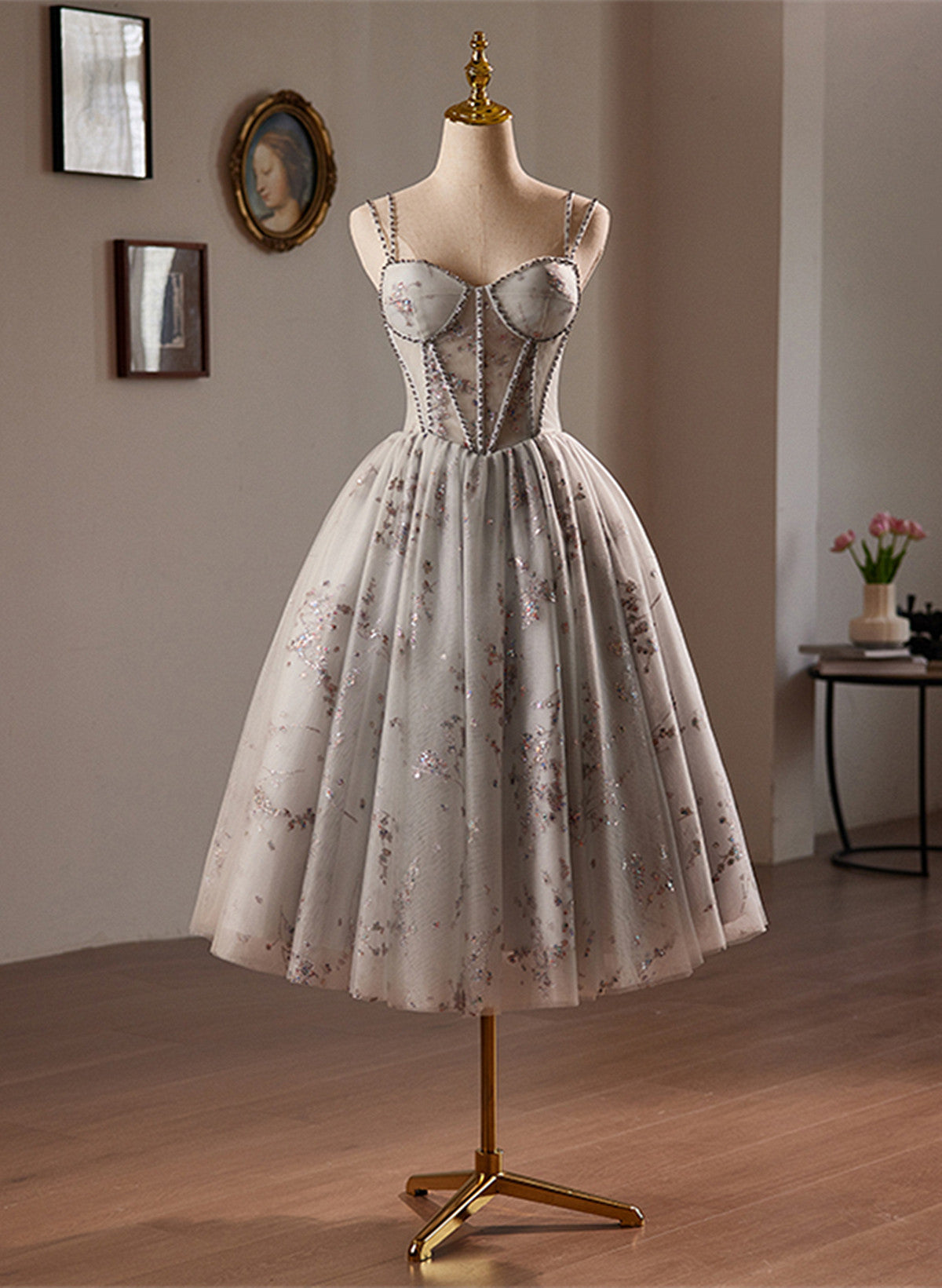 Vestido de fiesta gris con escote en forma de corazón de tul y tirantes con cuentas 