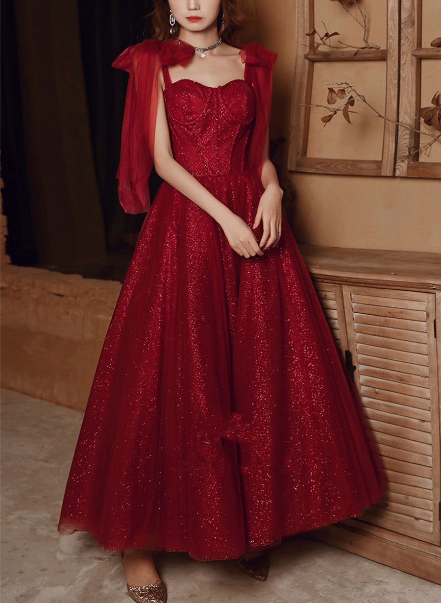 Vestido de fiesta de tul brillante con escote en forma de corazón y tirantes color rojo vino 