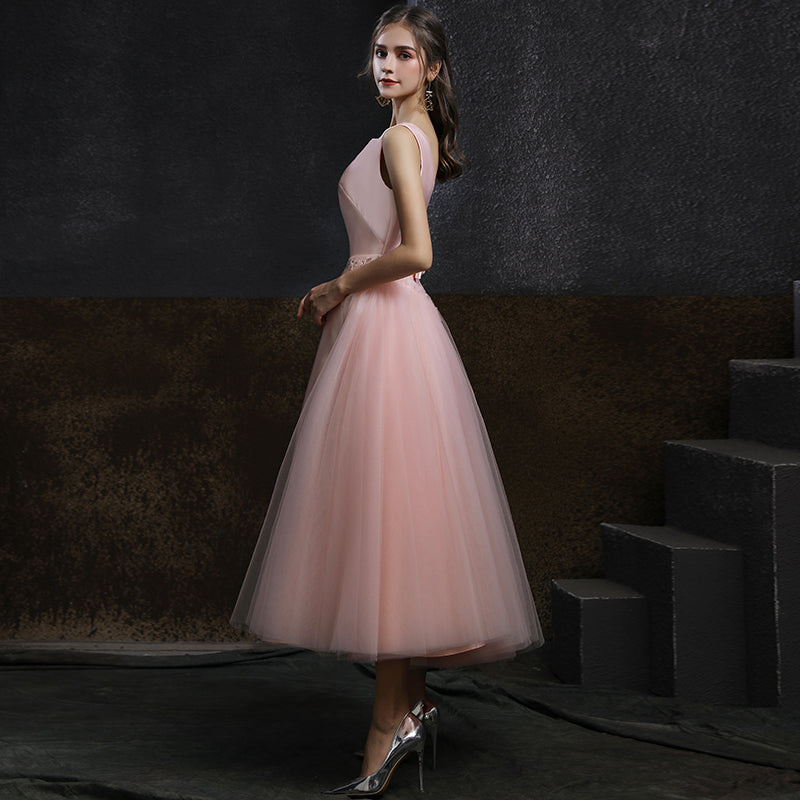 Vestido de fiesta rosa de satén y tul con espalda en V y largo hasta la rodilla 