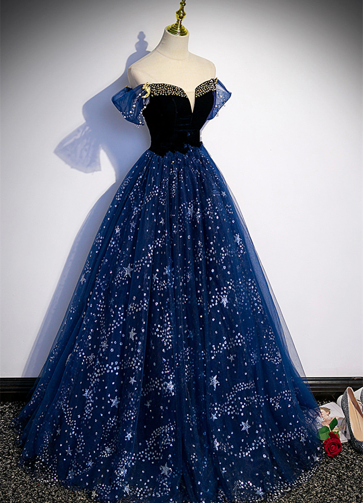 Vestido de fiesta largo de tul azul marino con hombros descubiertos y cuentas 