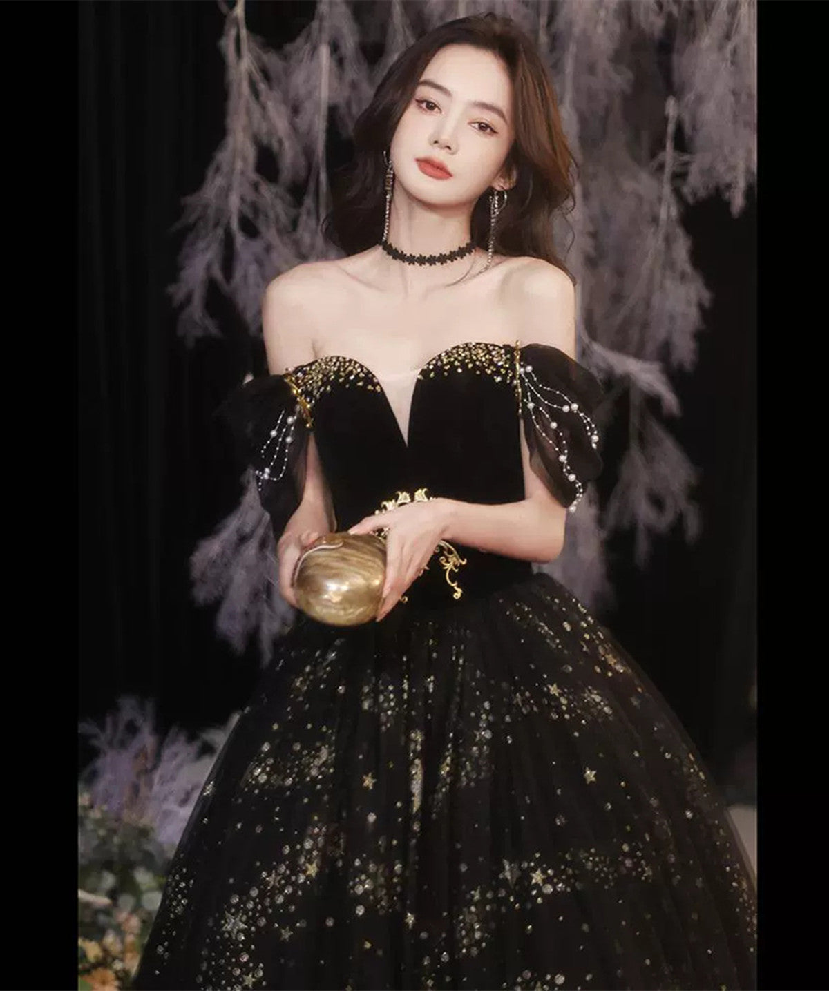 Vestido de fiesta negro de tul con escote en forma de corazón y cuentas y hombros descubiertos 