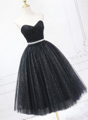 Vestido de fiesta de tul negro brillante con escote en forma de corazón y largo hasta la rodilla 
